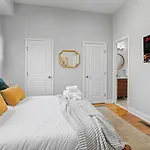 Modern & Comfy ~ 5* Location~Gameroom~Backyard