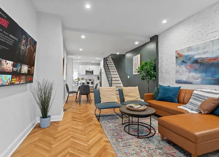 Modern & Comfy ~ 5* Location~Gameroom~Backyard