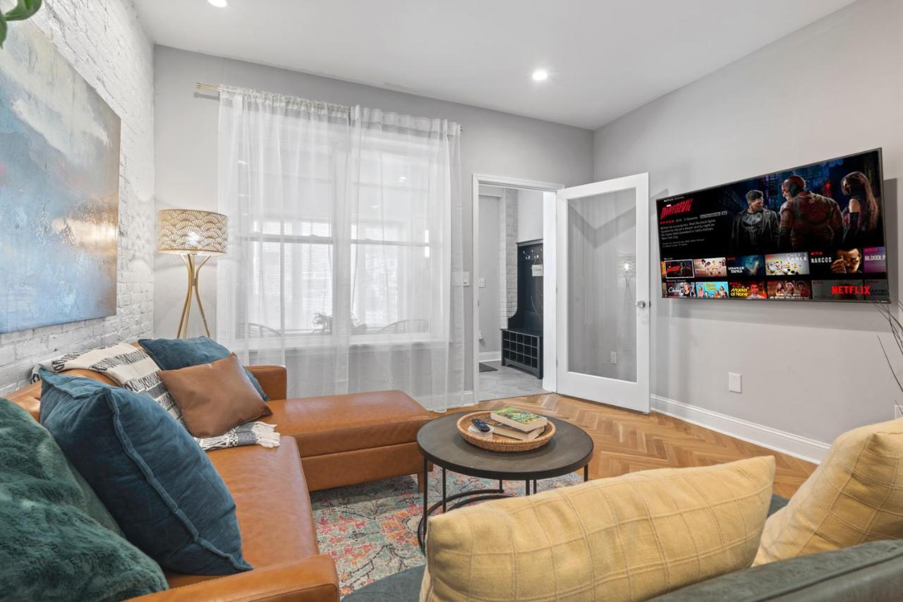 Modern & Comfy ~ 5* Location~gameroom~backyard Casa de férias Filadélfia